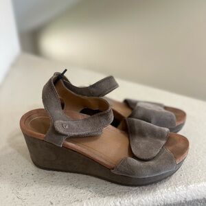 Vionic Womens Astrid II Sandal Size 7.5 Taupe Suede Ankle‎ Strap Wedge Platform
